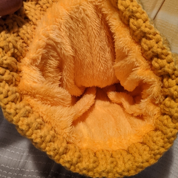 NWT Pom Pom Beanie - Picture 2 of 4